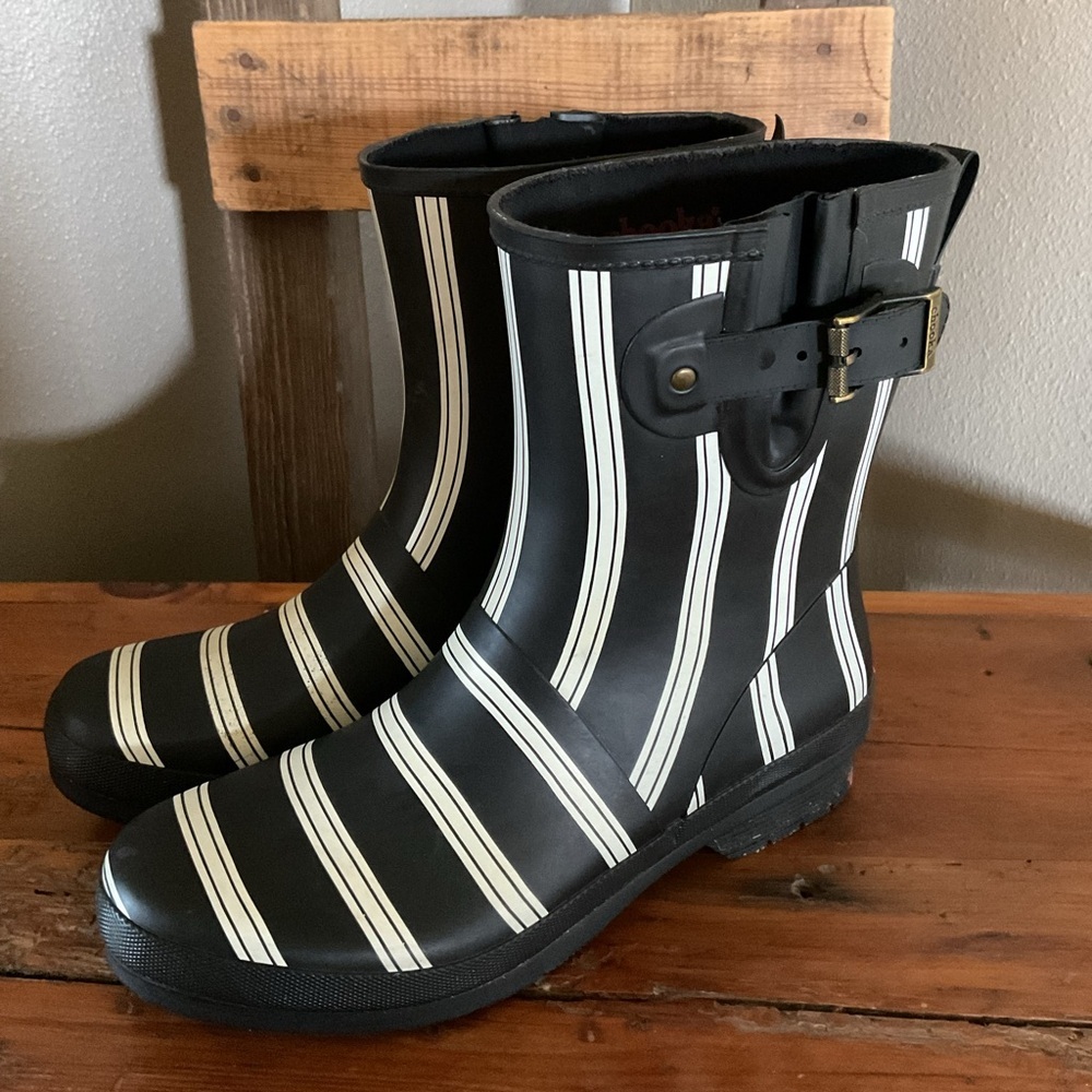 Crooka Striped Black and White Boots size 11